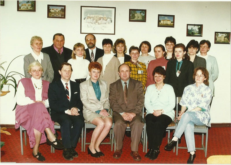 Dyrekcja, nauczyciele i pracownicy administracji Zespołu Szkól Budowlanych w Lesznie – 1996 r.