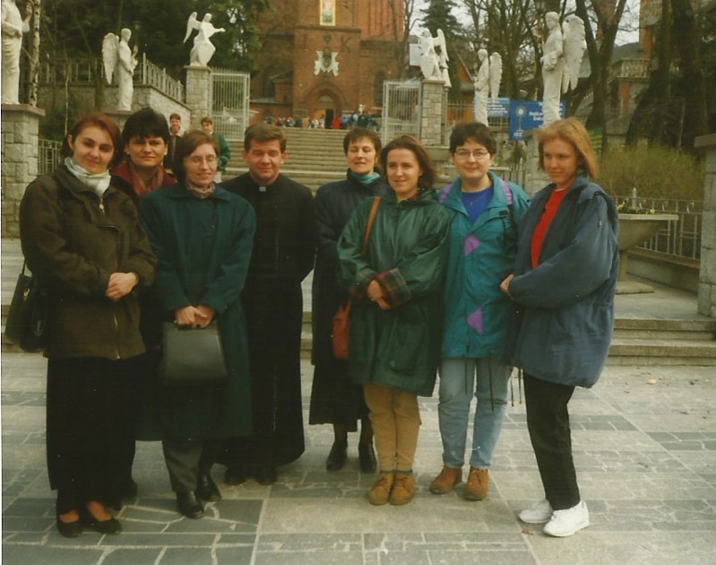 Opiekunowie młodzieży podczas pielgrzymki uczniów Zespołu Szkół Budowlanych do Lichenia – 1998 r.
