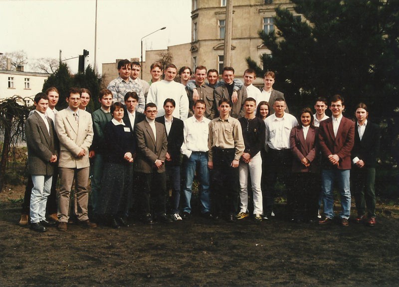 Klasa V TB Zespołu Szkół Budowlanych z wychowawczynią Danutą Mikołajczak – 1997 r.