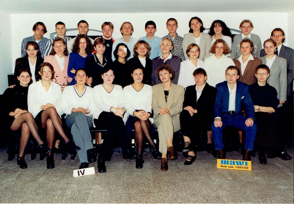 Rok 1998 - Uczniowie klasy IV Technikum Technologii Żywienia z wychowawcą Małgorzatą Kowalczewską