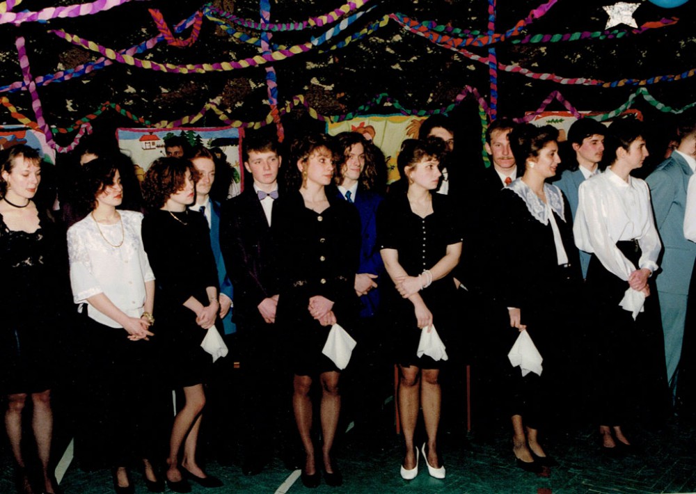 Rok 1994 - Studniówka  - Uczniowie klasy IV Technikum Rolniczego  z wychowawcą Małgorzatą Kowalczewską