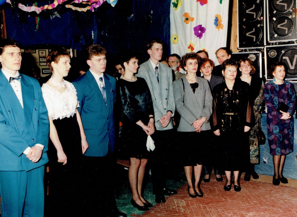 Rok 1994 - Studniówka - Uczniowie klasy IV Technikum Rolniczego z nauczycielami  uczącymi w tej klasie - wychowawca Małgorzata Kowalczewska