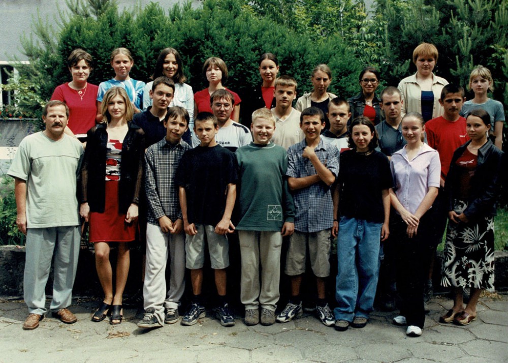 Klasa II b gimnazjum - zdjęcie klasowe 2002 r.